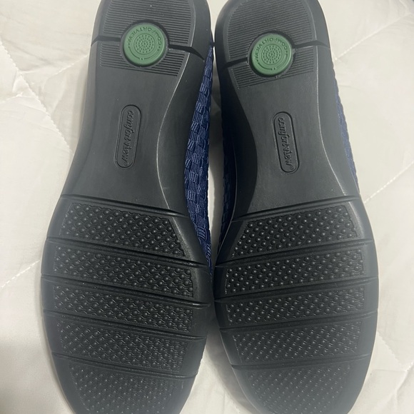 Comfort view Navy flats. New in box. 7 1/2 W - Picture 6 of 7